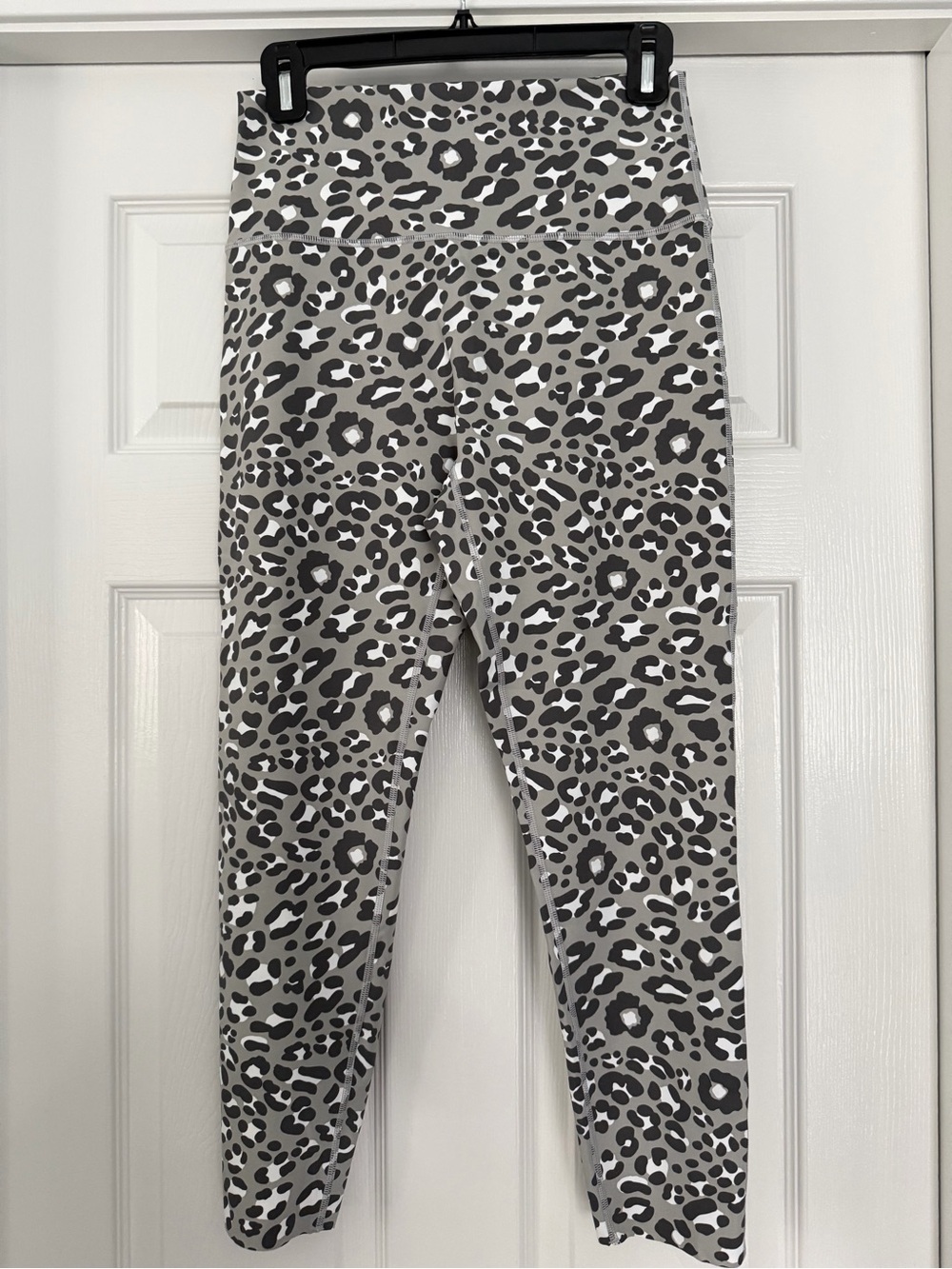 Offline by aerie Gray Leopard Print Active Leggings - Large Short